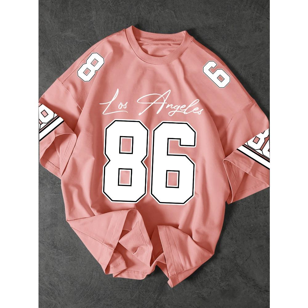 Минималистичная спортивная футболка с номером и текстом в стиле streetwear