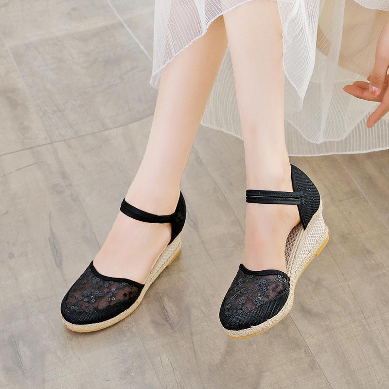 Универсальные женские летние босоножки на танкетке: Туфли на высоком каблуке с ремешком, закрытым носком, дышащей сеткой и шнуровкой с пряжкой.