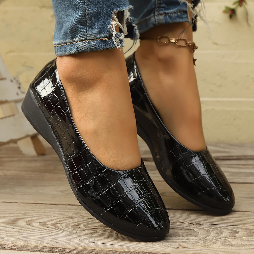 Fashion Large Size Casual Flat Bean Shoes 2025 New Round Toe Shoes for Women Soft Sole Outside To Wear Shallow Mouth Single Shoes Women