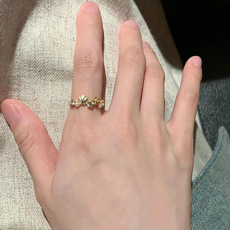 Trendy S925 Pure Silver Ring With Beautiful Pearl Floral Detailing For Women