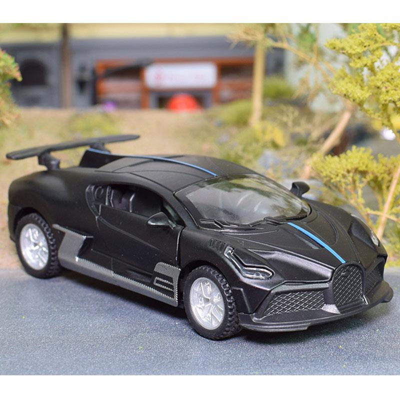 Отскок спортивного автомобиля из сплава Bugati
