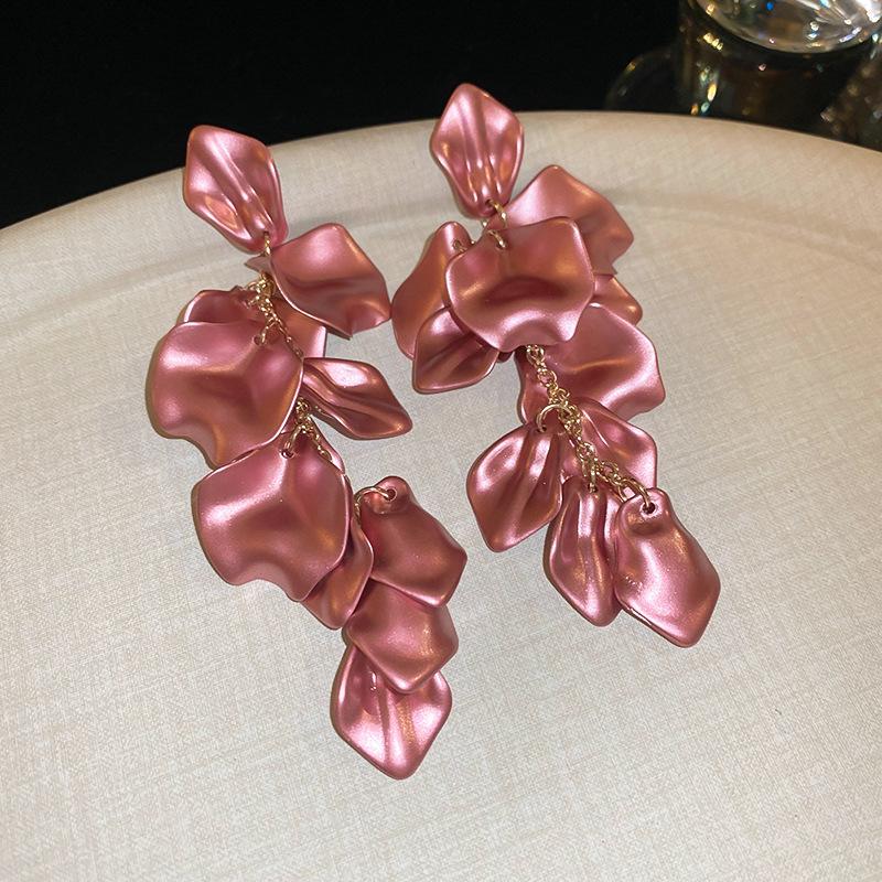 Длинные стальные серьги в форме лепестков роз: Шикарный, стройнящий дизайн с европейским и американским колоритом