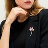 Женская брошь Имитация жемчуга Вставка Розовый цветок Дизайн Булавка для лацкана Нескользящая застежка Значок для шарфа Одежда Сумки Аксессуары