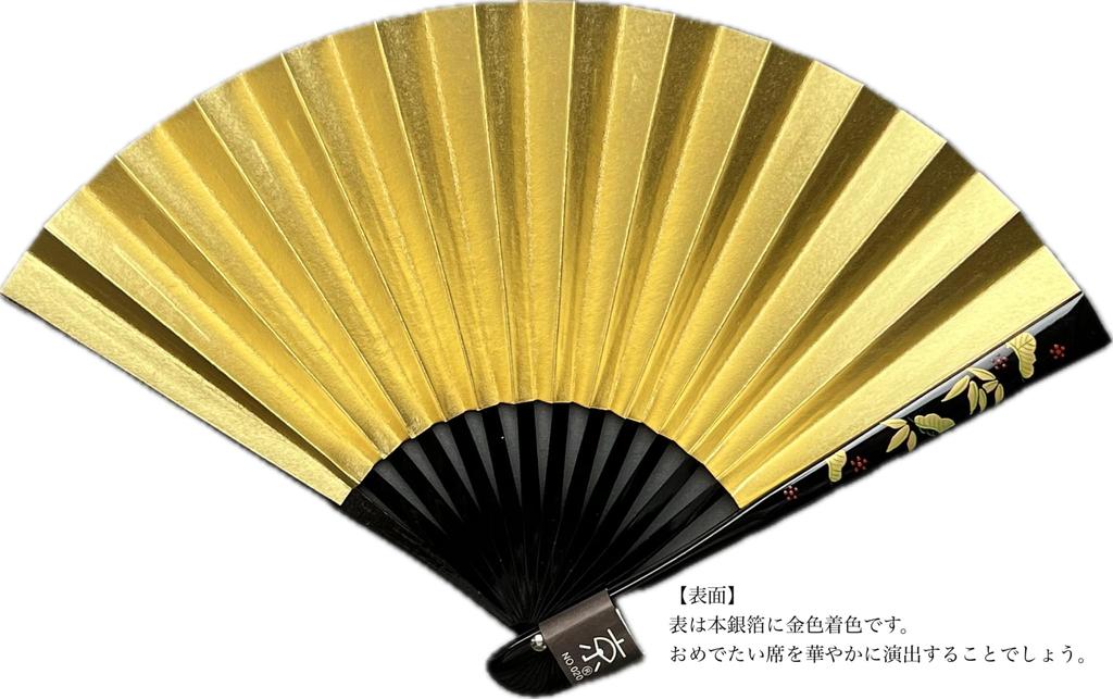 Киотский складной веер с лаком и сливой, изготовленный идеально для формальных и других официальных мероприятий. Особенности лак и ручная лакировка сосновой хвои настоящим серебром,