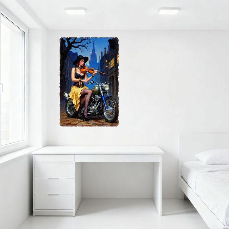 Винтажная Женщина Играет на Скрипке на Сине-Серебристом Мотоцикле с Коляской Жестяная Вывеска - Старый Город Улица Сумеречное Небо Собор Дом Стена