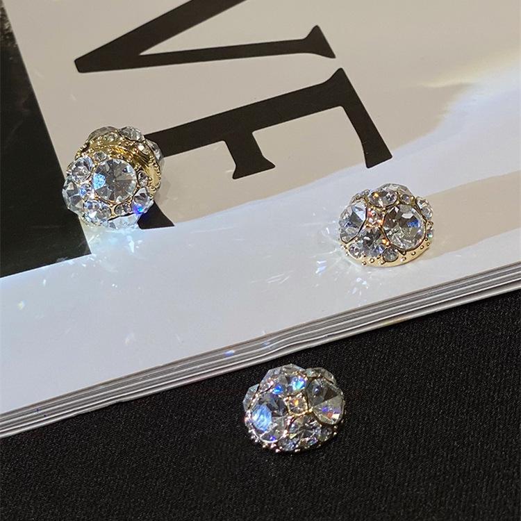 TikTok-Inspired Luxury Magnetic Diamond Ear Clips for Women - Korean Style, No Piercing Needed.