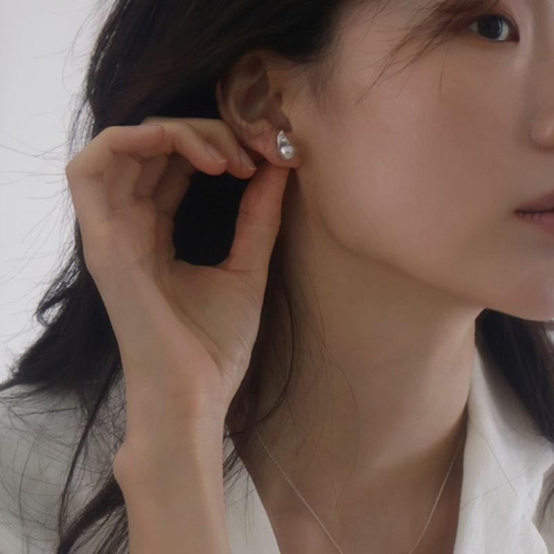 Dawn of Me Mini Baroque Pearl Earring_Grey
