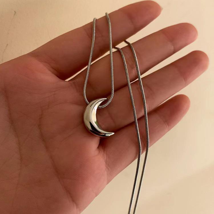 Элегантное серебряное ожерелье в форме полумесяца для женщин - 2025 г. Легкая роскошная цепочка на ключицу и свитер