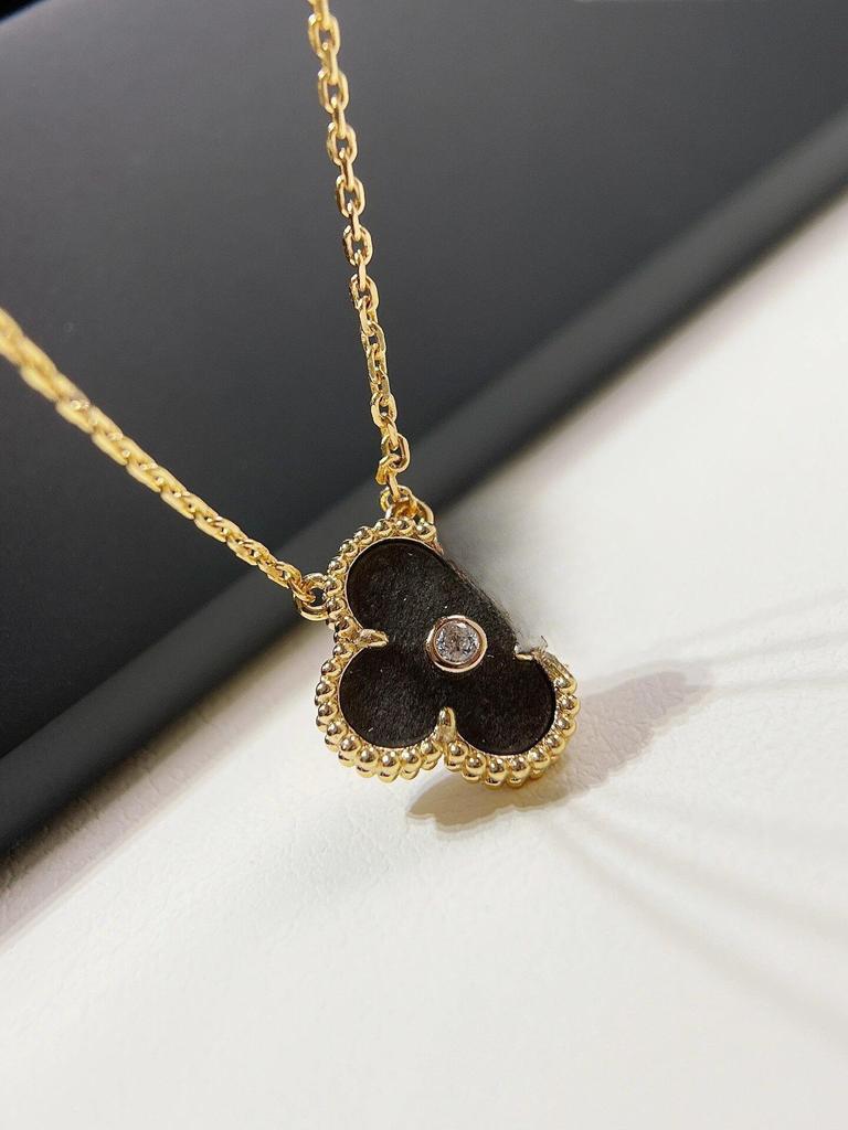 V Gold Four-Leaf Clover Necklace: 18K Gold-Plated, White Mother-of-Pearl & Rose Gold Pendant, Elegant Women's Accessory.