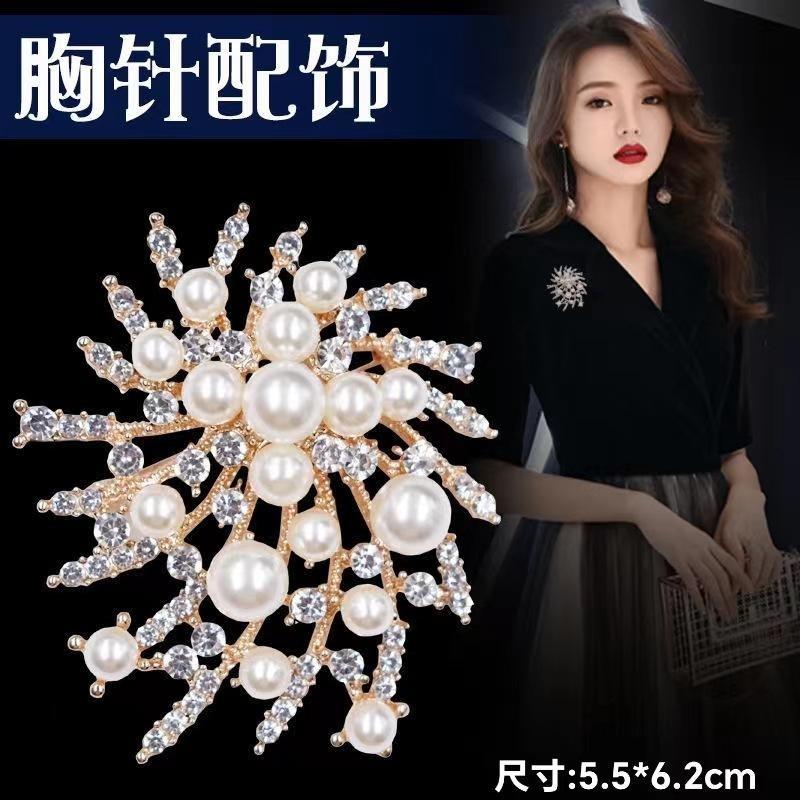 Brooch High-End Sense Niche High-End Women'S Silk Scarf Buckle Alloy Corsage Small Fragrant Wind Pearl Rhinestone High-End