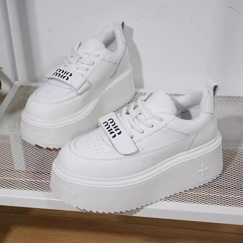 Толстоподошвенные маленькие белые туфли 'четырехлистный клевер' для женского лета, новые универсальные, увеличивающие рост, спортивные и для отдыха кеды, модные студенческие