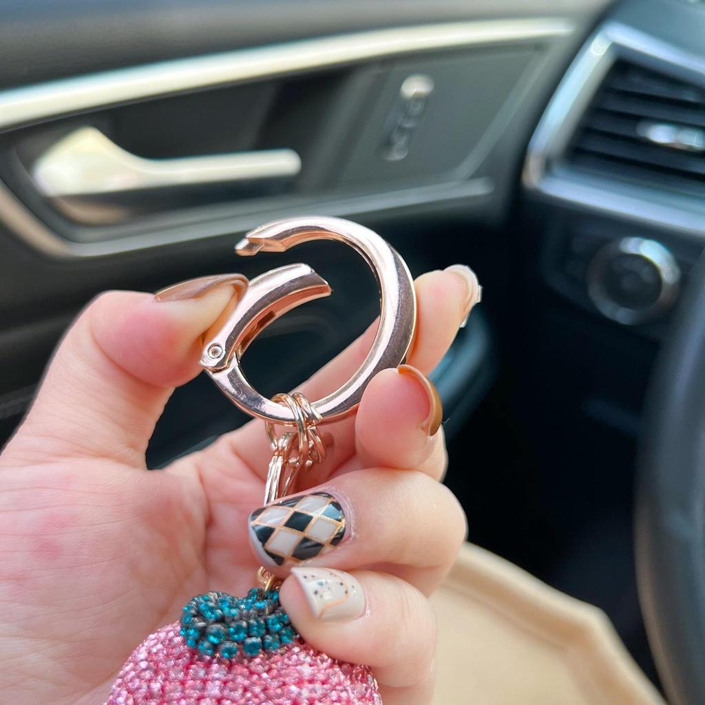 Персиковый брелок-коготь со стразами с большой хрустальной пряжкой