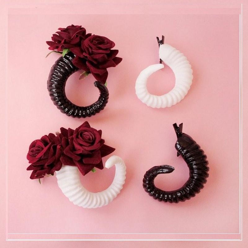 Chic Sheep Horn Hair Clips With Gorgeous White And Black Rose Accents For Fashion Lovers