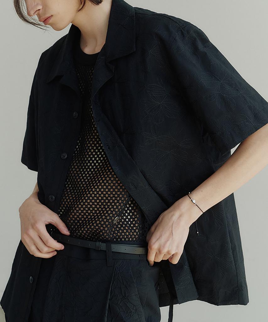 NOIRER Flower Embroidery Half Shirt (Black)