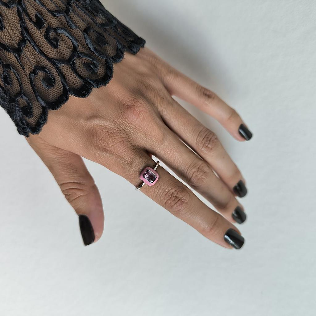 Серебряное кольцо с фианитами, емаллю, вес изделия 1,76 гр (60002238)