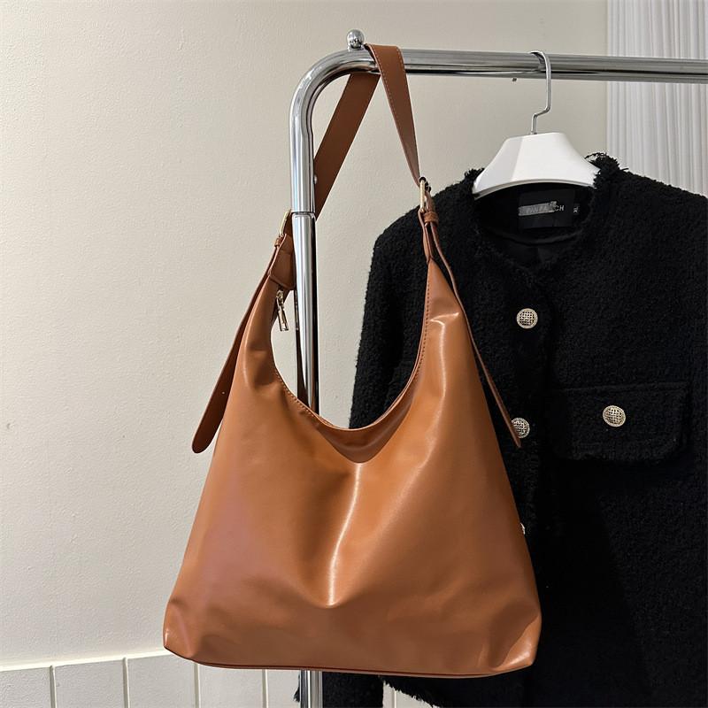 Stylish Large Capacity Tote Bag For Women In Trendy Korean Fashion With Soft Pu Material