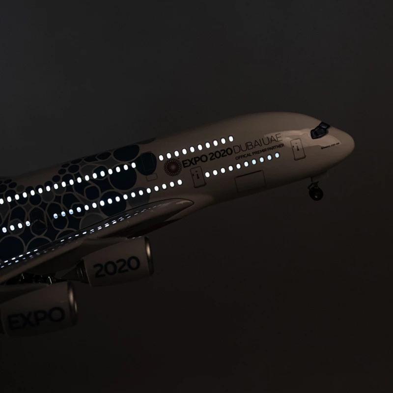 Декор для спальни Модель самолета в масштабе 1/160 380 A380 Версия ОАЭ ЭКСПО Авиалайнер с подсветкой и колесными шасси Пластиковая смола
