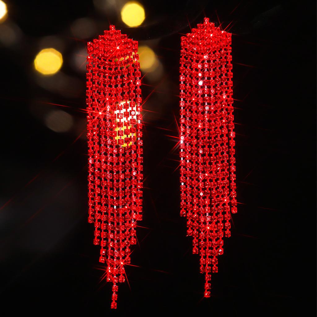 Бесцветные красные длинные серьги с бахромой, гипоаллергенные и изысканные серьги-сотки