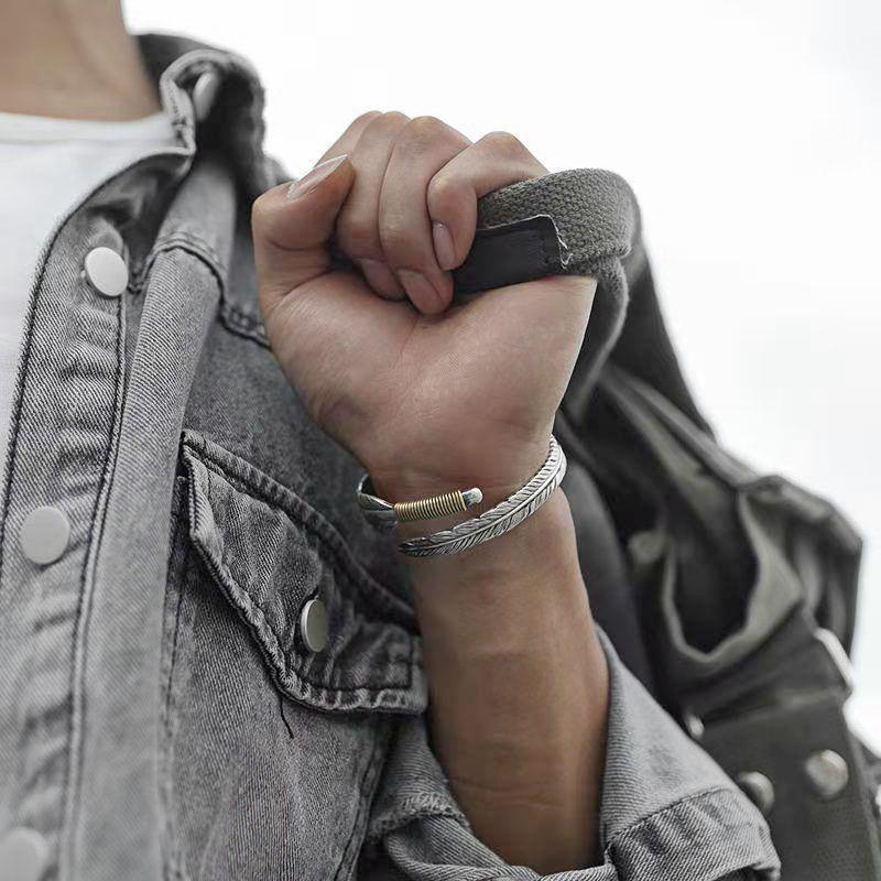 Retro European-American Open Feather Bracelet - Personalized Fashion Accessory