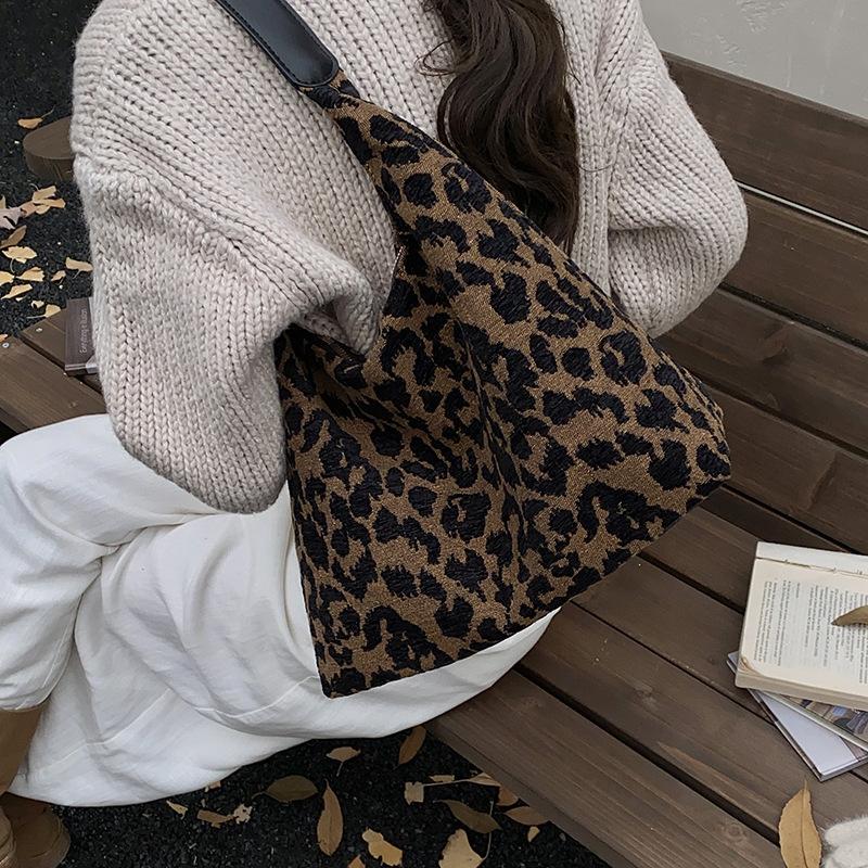 Ретро сумка женская большой вместимости 2025 новая осенне-зимняя универсальная простая сумка через плечо популярна в этом году, сумка-тоут