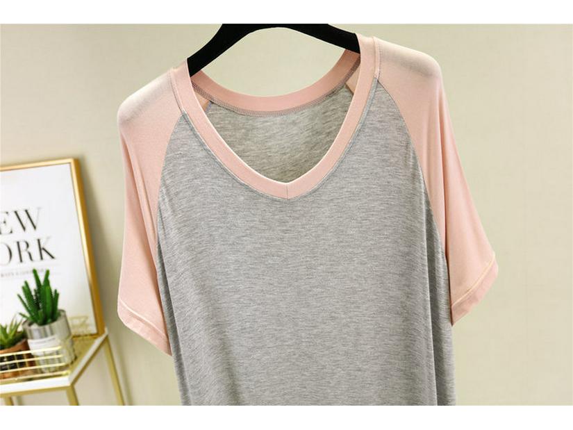 Летнее платье свободного кроя из модала с V-образным вырезом, короткими рукавами и разрезами по бокам