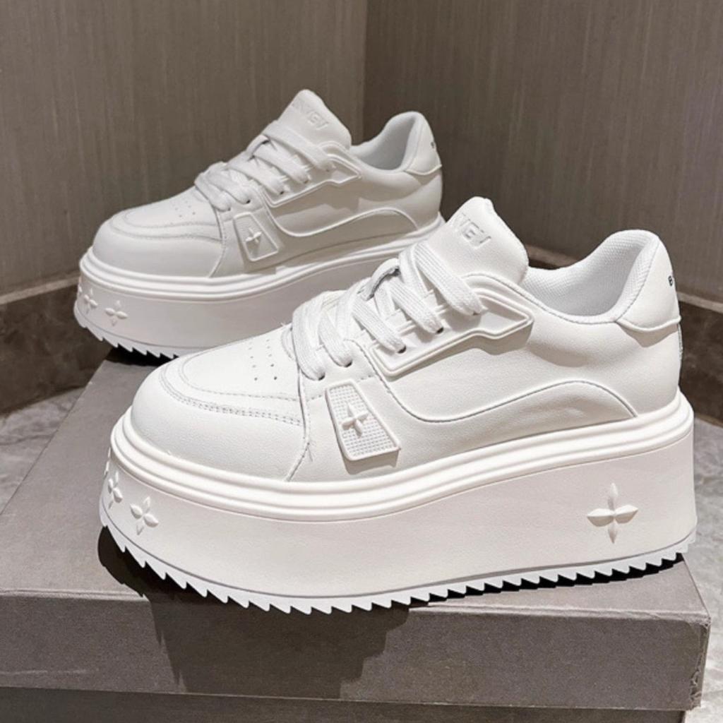 Чжао Рут, тот же стиль увеличивает высоту на 6 см маленькие белые туфли женская обувь 2025 новые универсальные туфли на толстой подошве на высоком каблуке повседневные