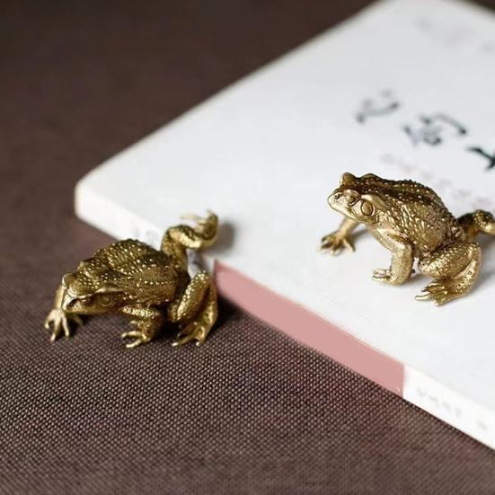 Brass Toad Figurine Brass Lucky Animal Frog Figure Model Statue Sculpture Toy Desktop Feng Shui Decoration Ornament Festival Gift KTY