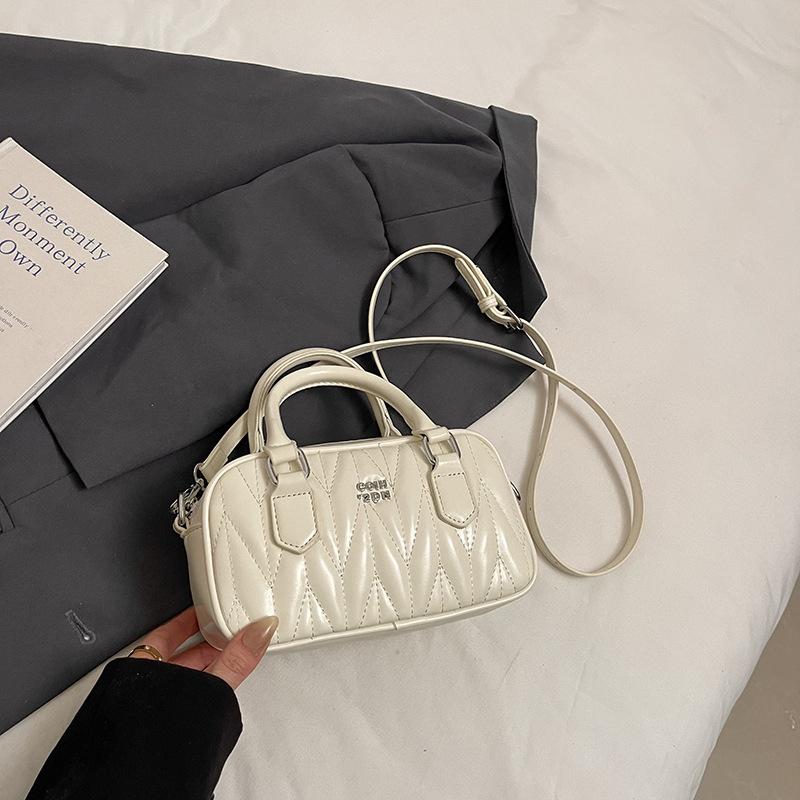 Женская сумка 2025 новая сумка-мессенджер весна и лето маленькая квадратная сумка нишевый дизайн высокое чувство женская плечевая портативная сумка с бриллиантами