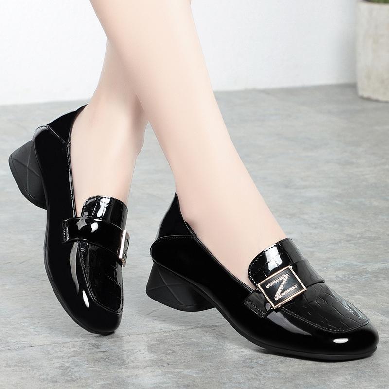 Весенние туфли из лакированной кожи с круглым верхом и мягкой подошвой, женские модные удобные рабочие туфли с металлической пряжкой, удобные туфли на квадратном каблуке