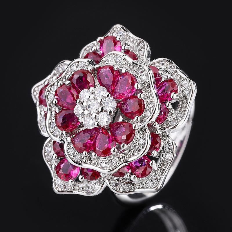 Ювелирные изделия Комплект из двух предметов: браслет-кольцо «Камелия», слегка усыпанный бриллиантами. Винтажный браслет из благородного топаза с рубинами цвета голубиной крови.