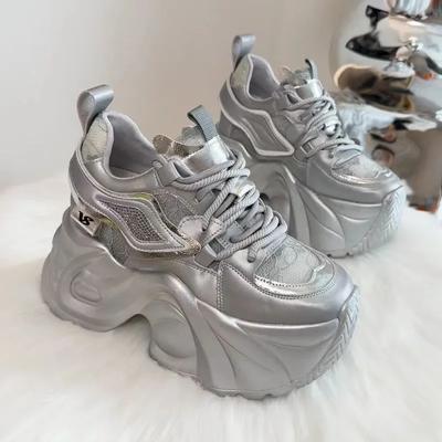 Модная женская обувь 2025 Шнуровка спереди Роскошные женские кроссовки Модные с круглым носком на платформе Бестселлер Высокие каблуки Уличные повседневные кроссовки