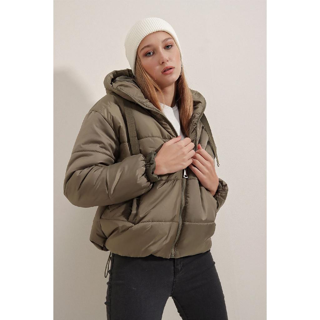 Женский пуховик цвета хаки с капюшоном