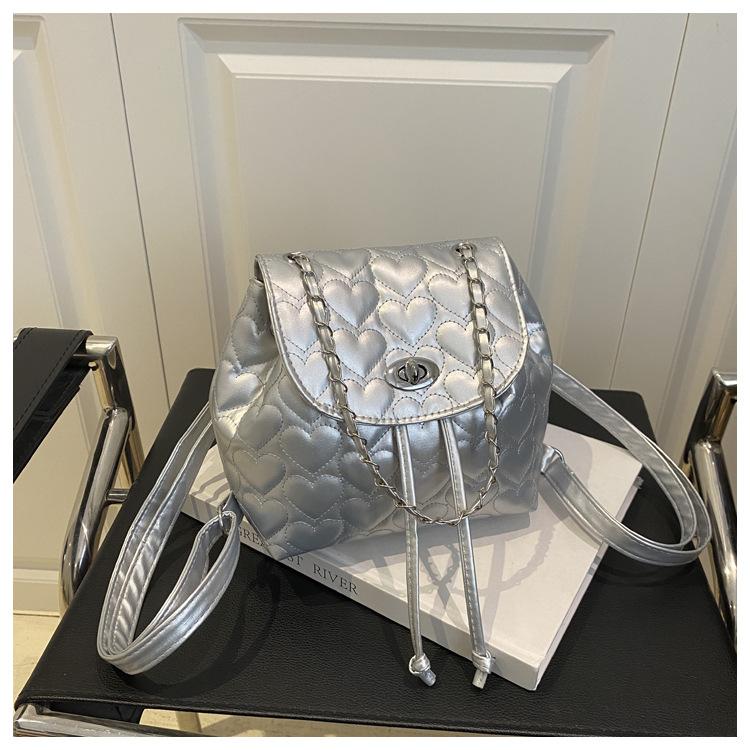 Маленький свежий и модный рюкзак для выхода в свет и шопинга, новинка 2025 года, однотонный, текстурированный, с модной цепочкой, с ромбовидной стежкой, с двумя лямками