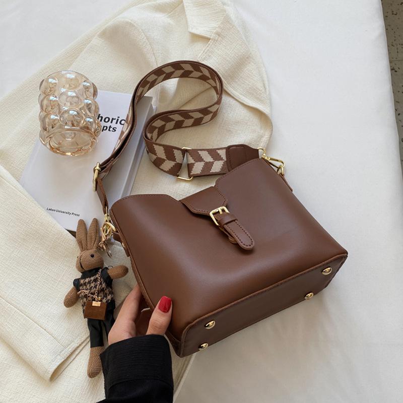 Niche Fashion Women's Bags, Popular Bucket Bags, Wide Shoulder Straps 2025 New Casual Single Shoulder Korean Version of Casual Texture Crossbody