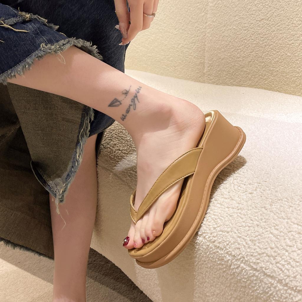 Beach Flip-flops Senior Sense Women's Summer 2025 New Thick-soled Slippers Non-slip Fashion Internet Celebrity Super Fire Toe Sandals