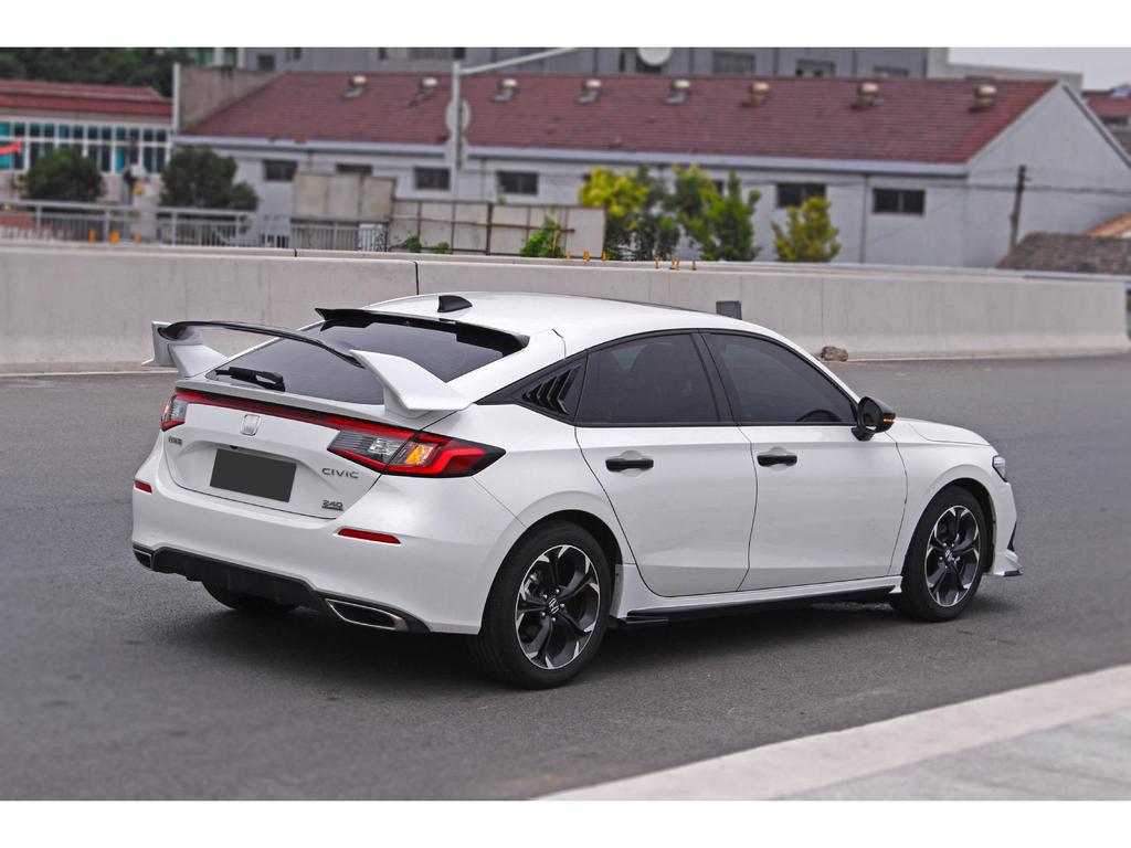 Стильный комплект модификаций для Civic Hatchback 2023: Заднее антикрыло TR, Передний сплиттер и губа, Жалюзи, Угловые накладки.