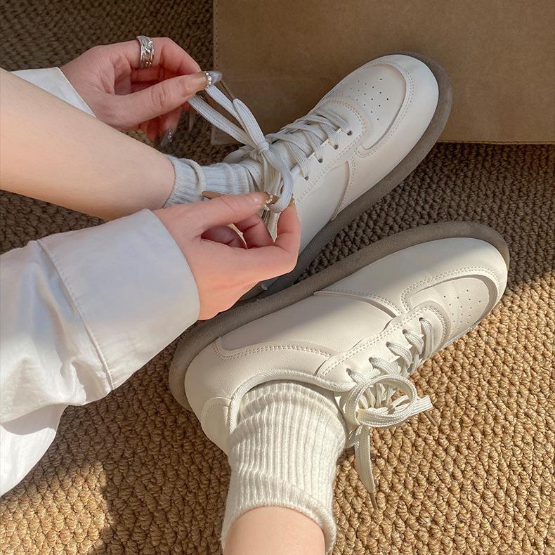 Простые повседневные и универсальные высококачественные ретро-маленькие белые туфли для женщин 2025 года, новая весенняя легкая студенческая популярная спортивная обувь
