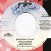 7-дюймовая пластинка ДЖОН ДЕНВЕР - Солнце на моих плечах / Вокруг A COL860097 Collectables 1973 США Поп