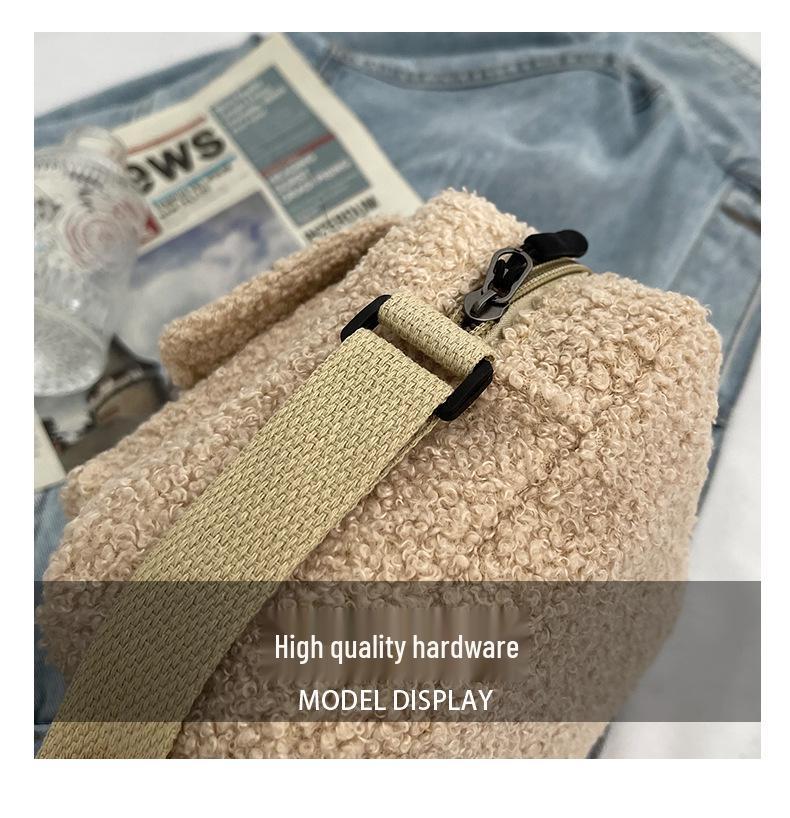 Сумка кроссбоди из овечьей шерсти в корейском стиле - Трендовая однотонная маленькая квадратная сумка на плечо Осень/Зима 2025