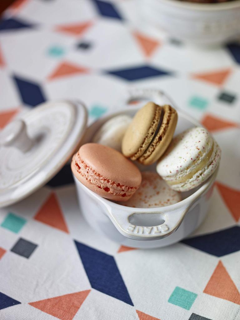 Staub Cocotte Oval White Контейнер для хранения, подходит для использования в микроволновой печи, японская керамическая кокотница Oval "Mini 11cm", термостойкая [Авторизованный продукт] 40511-089