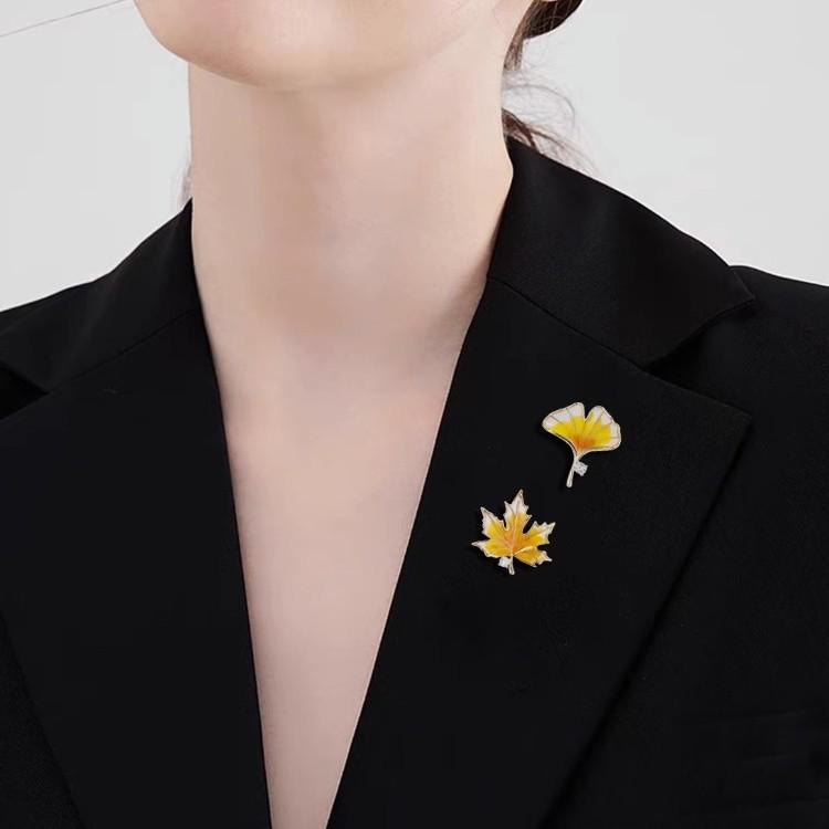 Элегантная брошь в виде кленового листа - булавка от раскрытия для женского костюма