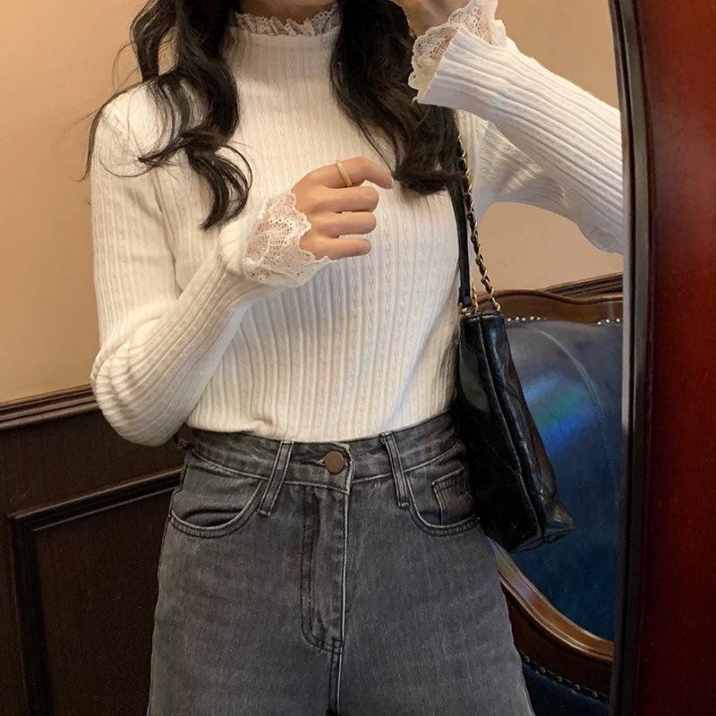 Абрикосовый свитер приталенного силуэта с кружевной отделкой - Женский трикотажный топ с полувысоким воротником и длинным рукавом для весны и осени