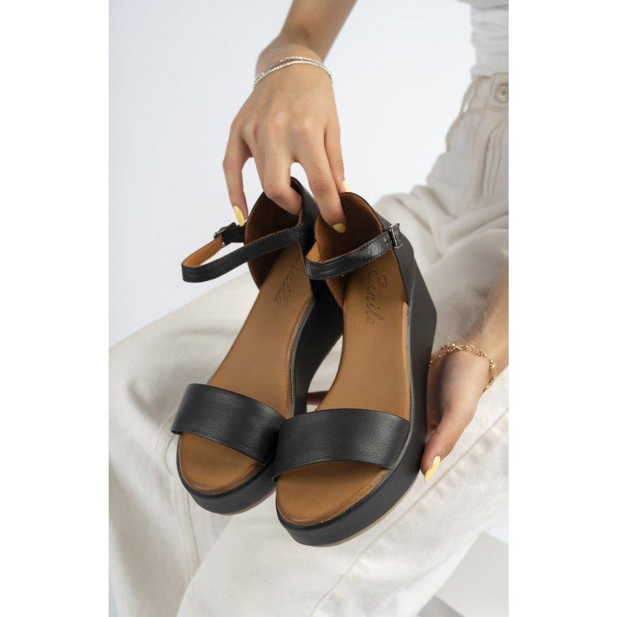 Женские босоножки на танкетке из натуральной кожи