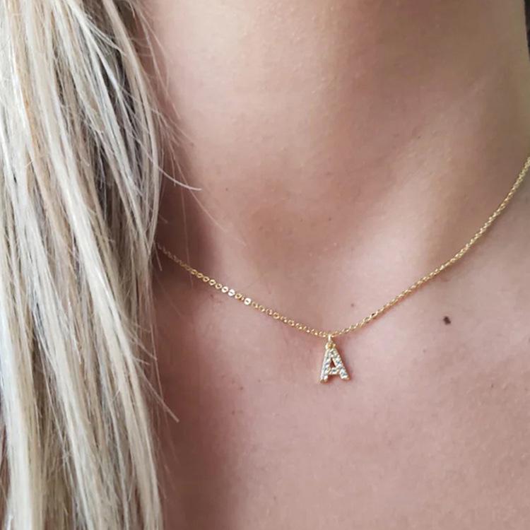 EManco Ожерелье с подвеской в виде буквы из нержавеющей стали с покрытием из 14-каратного золота и бриллиантами - европейский и американский стиль, цепочка на ключицу