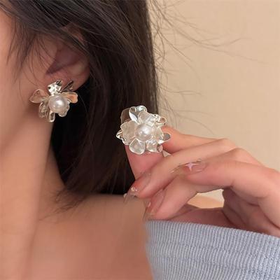 Женские серебряные серьги-цветы с крупными жемчужинами