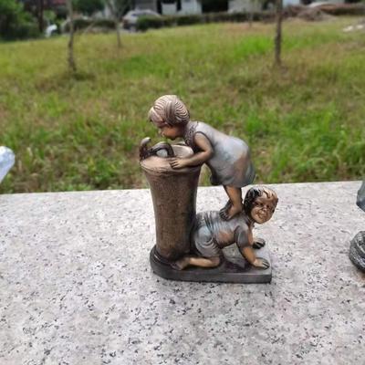 Мальчик и девочка играют в воде, украшение, скульптура, смола, ручная работа, садовое украшение