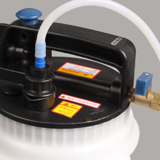 Быстрая скорость откачки. Простой в использовании насос для прокачки масла. Премиальный набор инструментов для замены автомобильной тормозной жидкости.