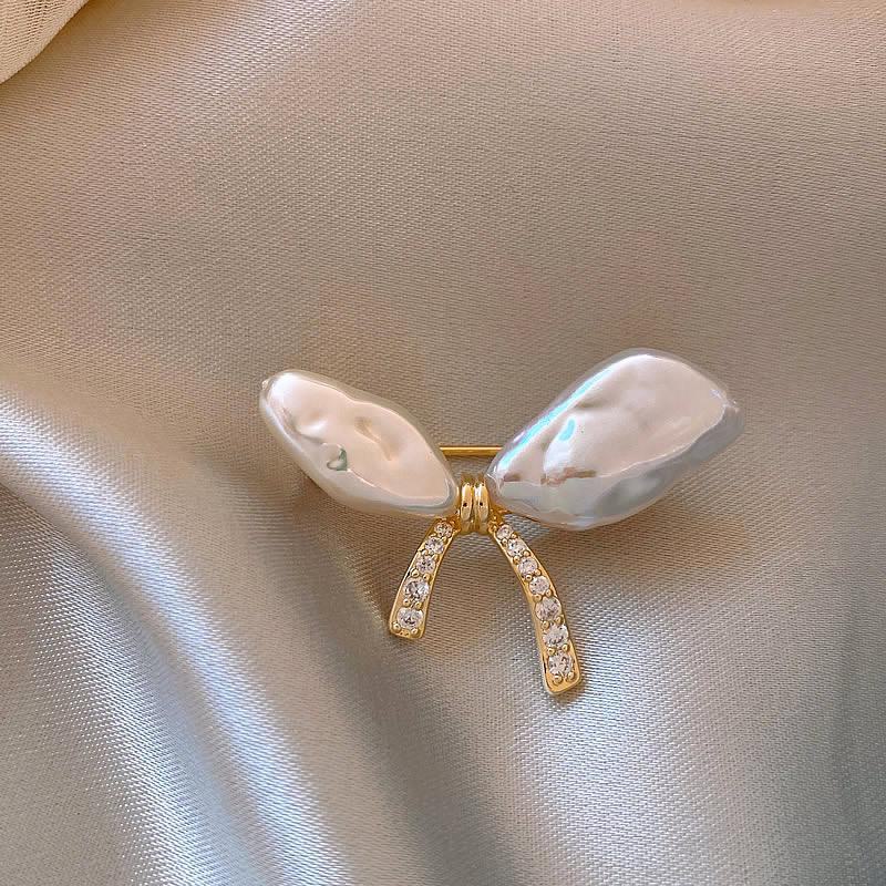 Summer Anti-Exposure Brooch: Fashionable and Luxurious Collar Pin for Women.