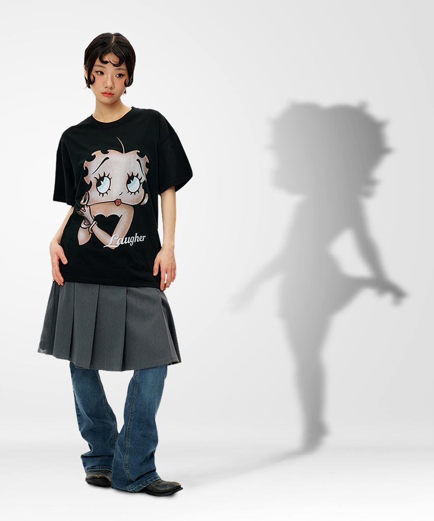 LAUGHER [Betty Boop] Queen T-Shirt - Black