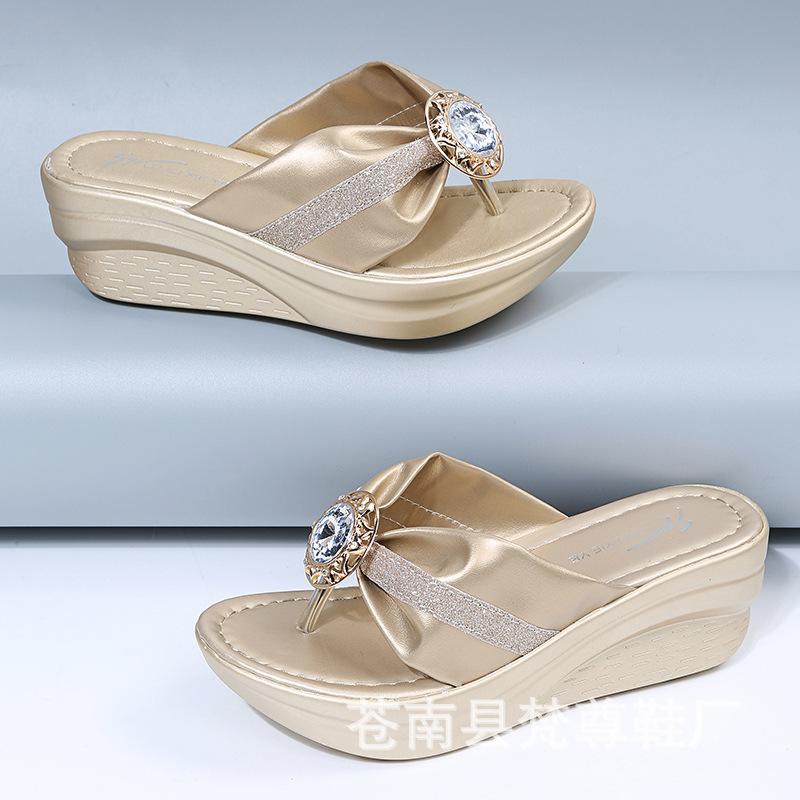 Шлепанцы Женские Летние Уличные 2024 Новые Шлепанцы на Танкетке Женские Толстая Подошва Пляжные Стразы Модные Сандалии Миди (3см-5см)